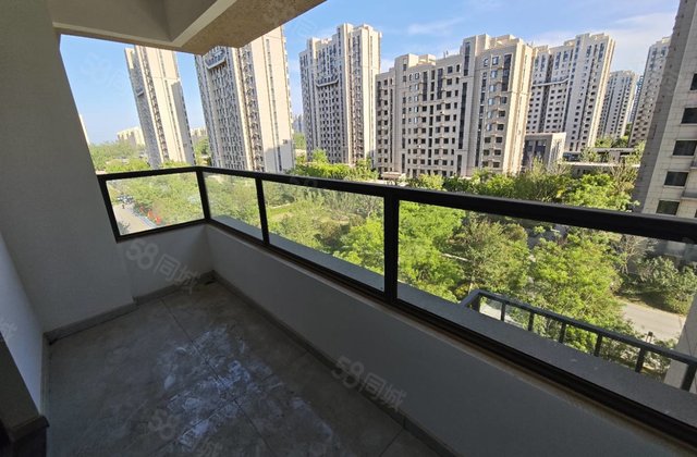 纯新房，单价六千多，带车位储藏室，边户大三室，房东急变现