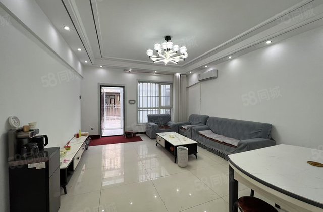 凤凰新城，多层带大院子，三室两厅一卫，69.9万，随时看房