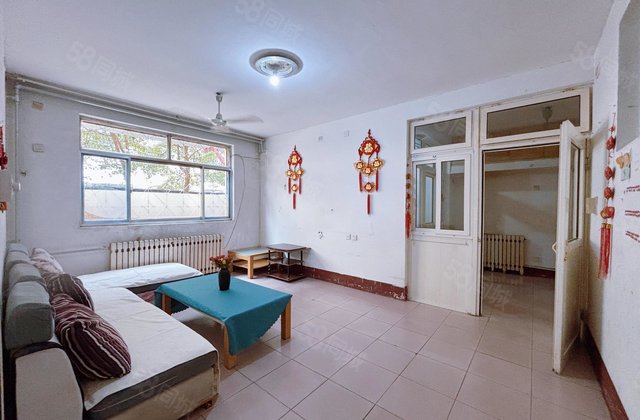 北顺东昌三中，一楼带院，院有独立大门可出入，三室朝阳