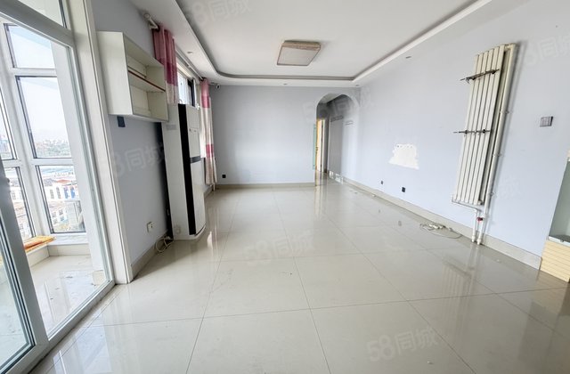 鸿顺花园 购物方便 交通便利 精装修 中间楼层采光好 带电梯