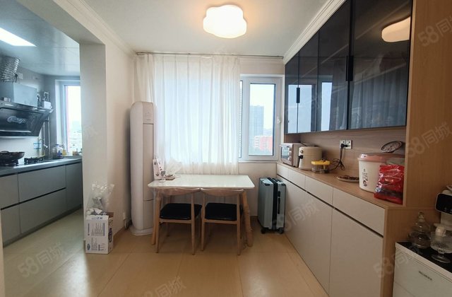 市中心 汽车站附近 精装婚房 标准两室两厅 停车方便