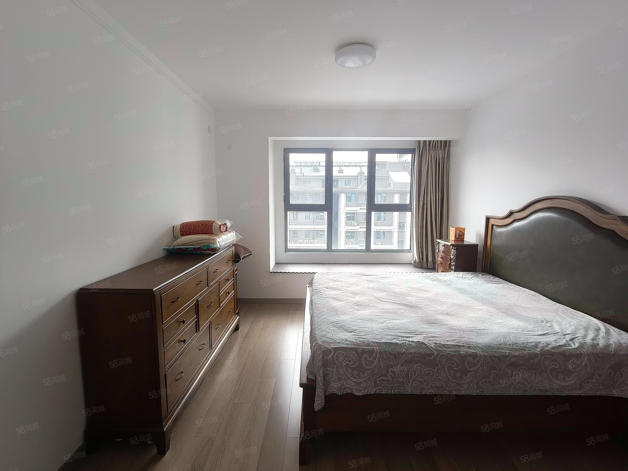 越秀天恒懷山府(1號院)4室2廳2衛(wèi)141.23㎡南北480萬