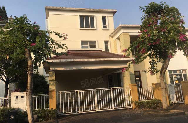 东逸湾别墅 剑桥印象联排别墅 占地288方好大的花园格局靓