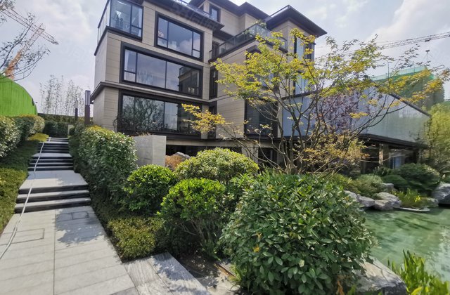 龙湖构筑时代经典 160平叠拼别墅带空中花园 首付仅30万