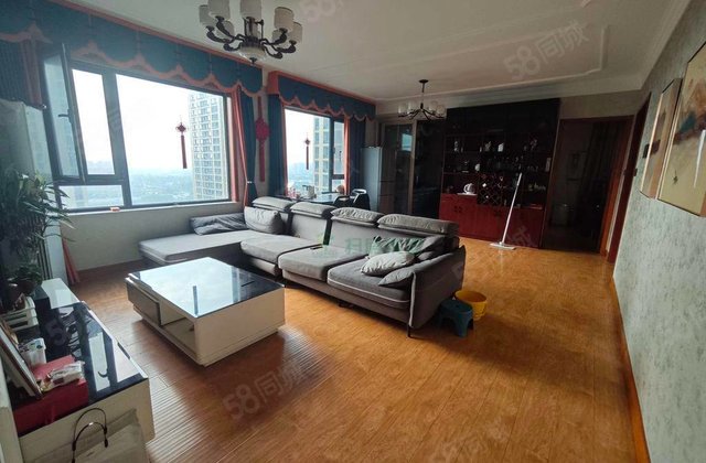 开发区，绿城百合新城，精装四室双卫，边户，全明格局，看房方便