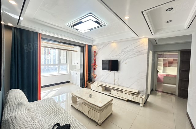 房东急出  精装两室 采光不错 可以直接住