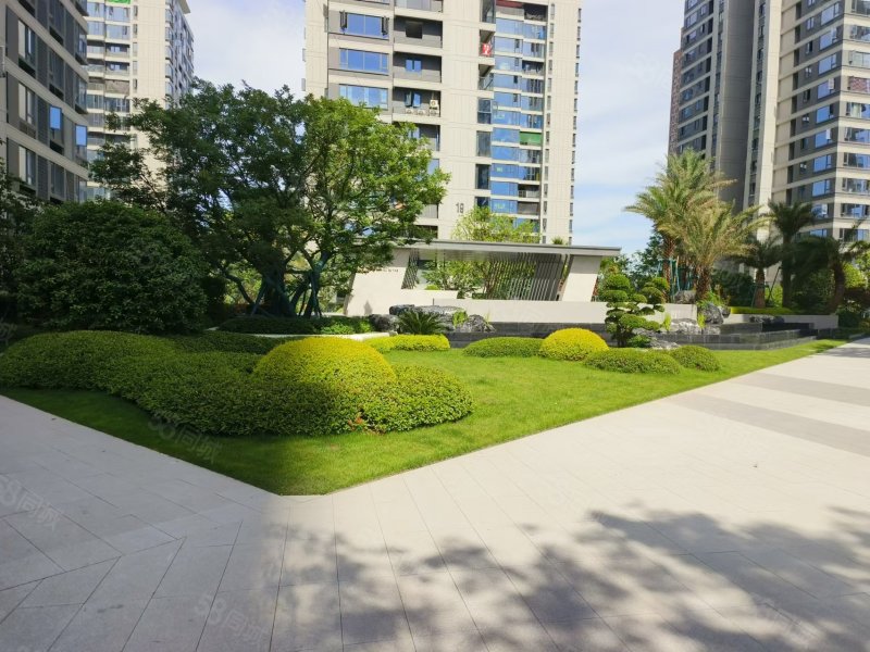 万达边,翠湖湾三区,99平,中楼层西边套,带充电车位3面采光