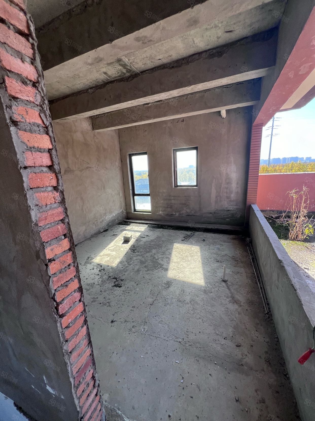 逍遥绿苑4室2厅2卫177㎡东140万