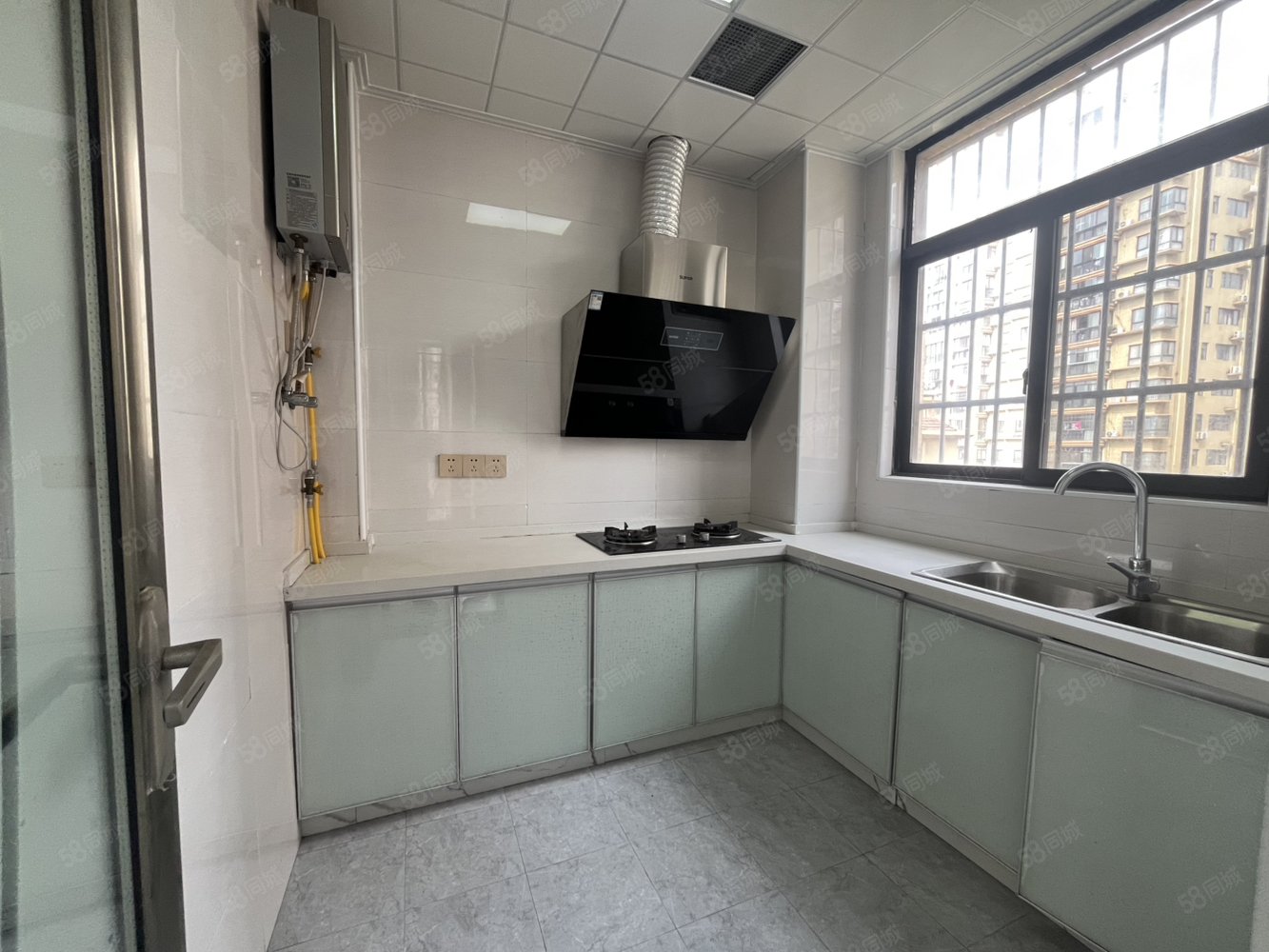 香槟国际3室2厅2卫117㎡南北51万