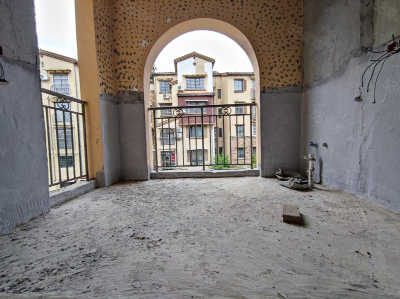 富临卢卡美郡4室2厅2卫157㎡南153万