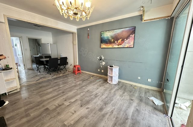 阿卡五期，精装两居室，户型方正，送地下室，房东急售。