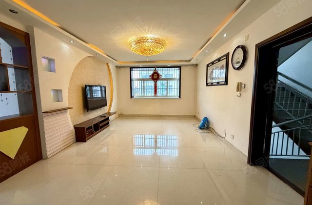 汽车站附近伟业中华苑142平   89万带车库免大税随时看房