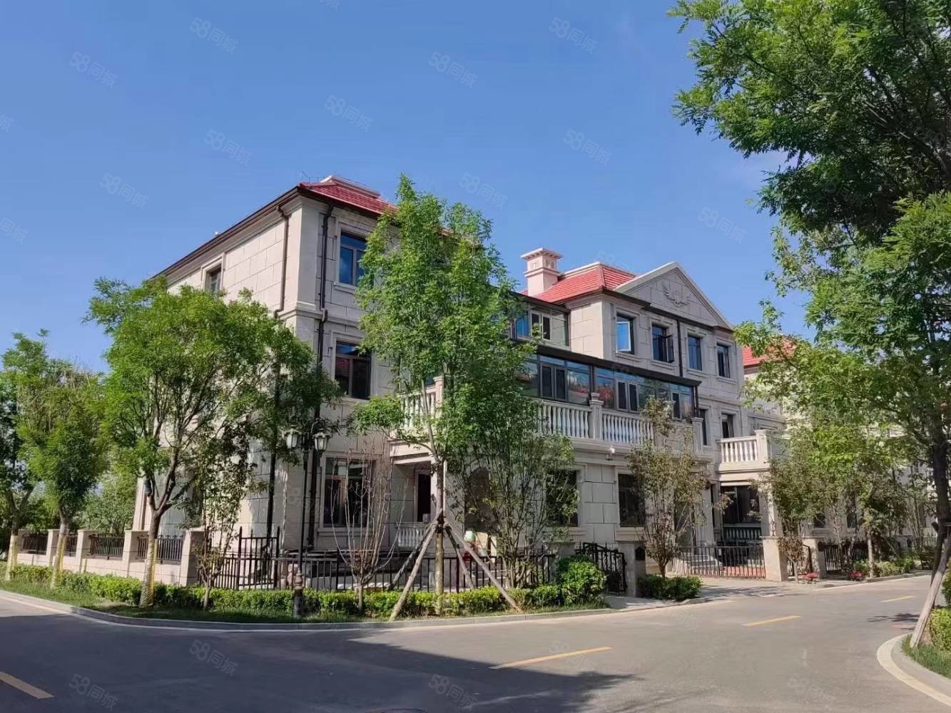 拉斐水岸(别墅)5室2厅4卫252㎡南北320万