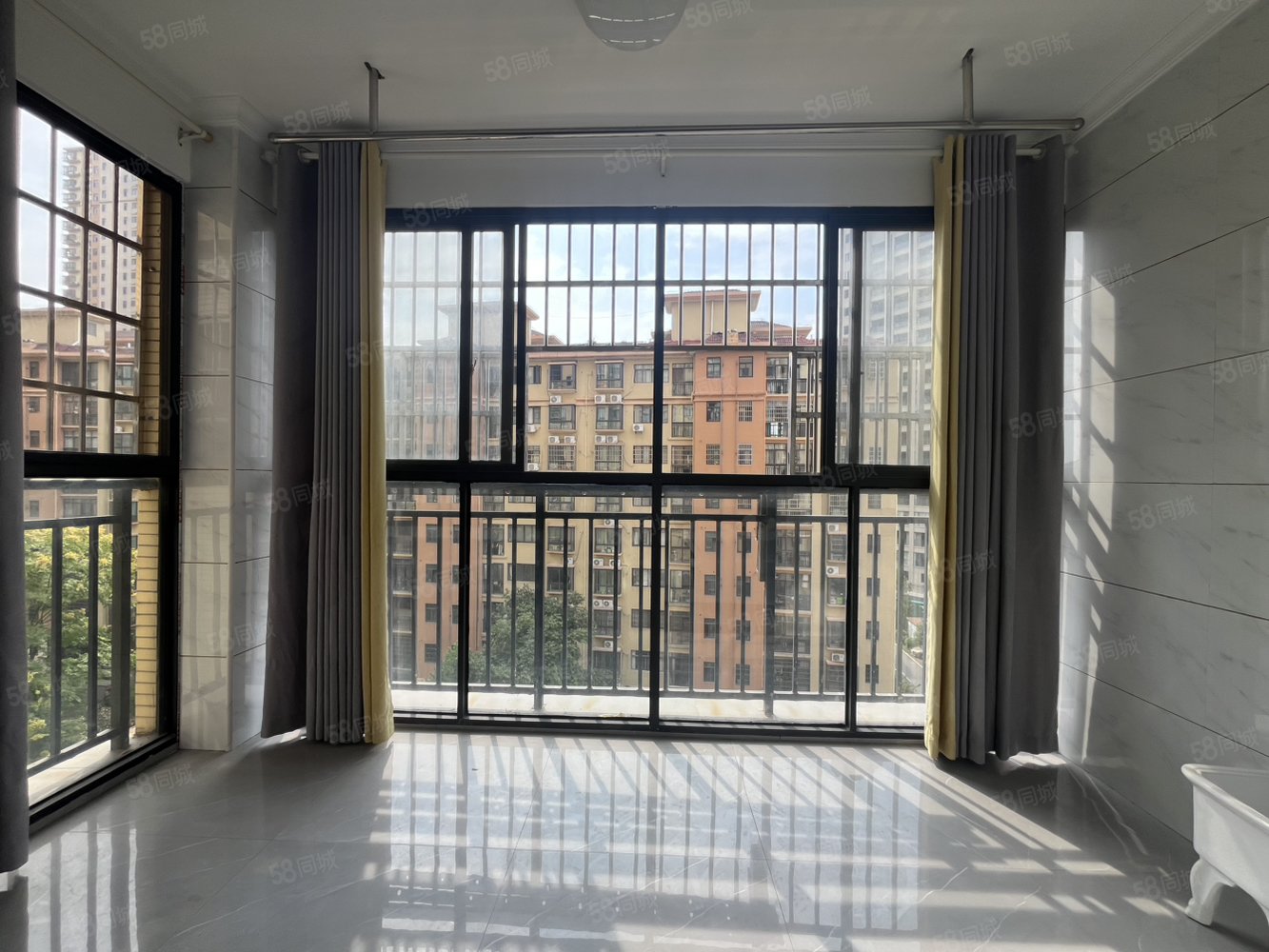 香槟国际3室2厅2卫117㎡南北51万