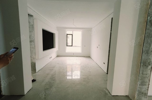 湖边，名人苑三期，东方双语，精装地暖二楼三叶草户型，送车位