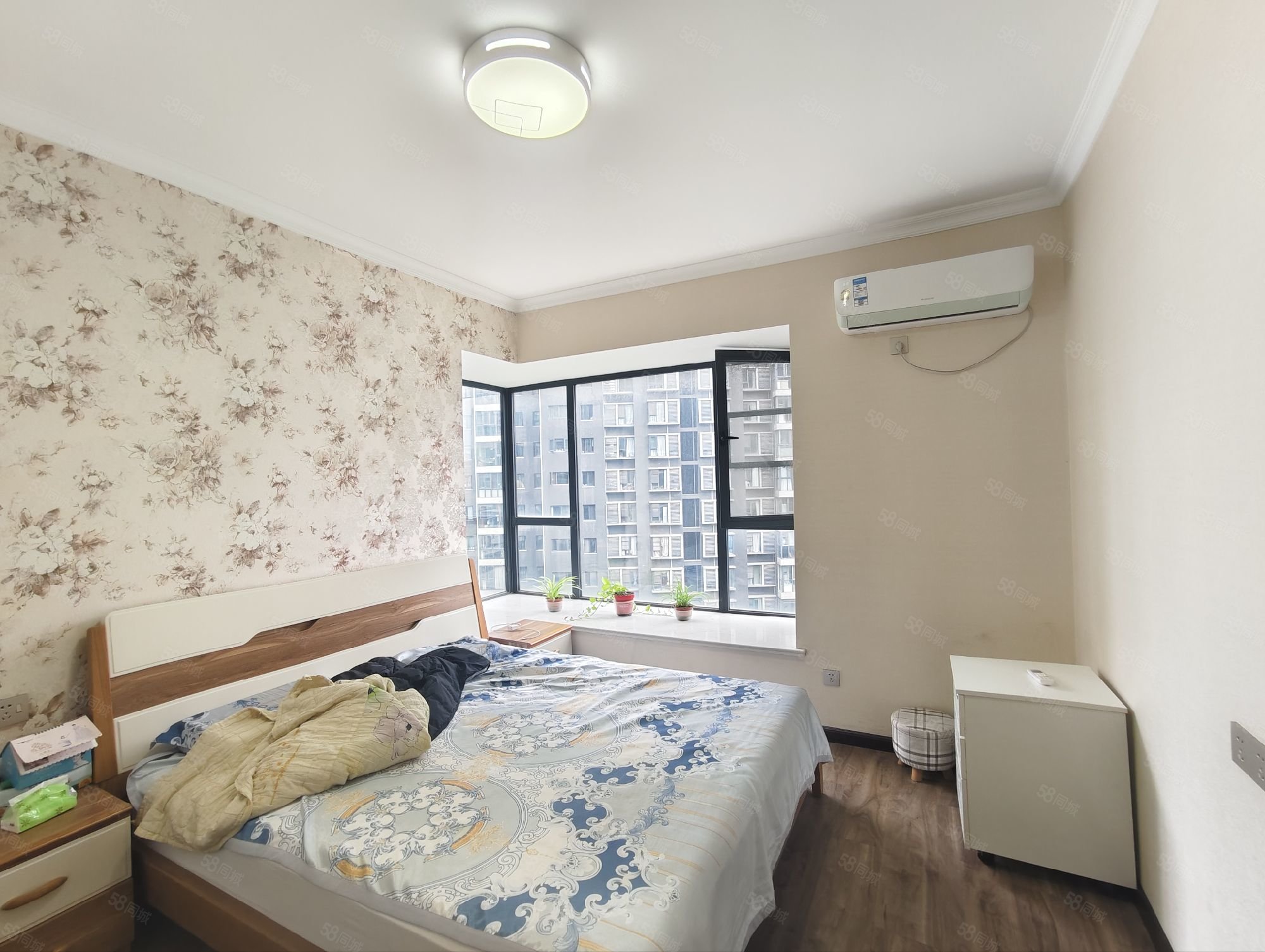 东正国际3室2厅1卫95㎡南北82万