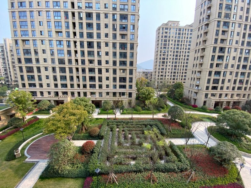 华鸿中央湖公馆4室2厅2卫127.91㎡南北357万