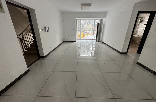 湖边一楼带院中通三期三室送露台