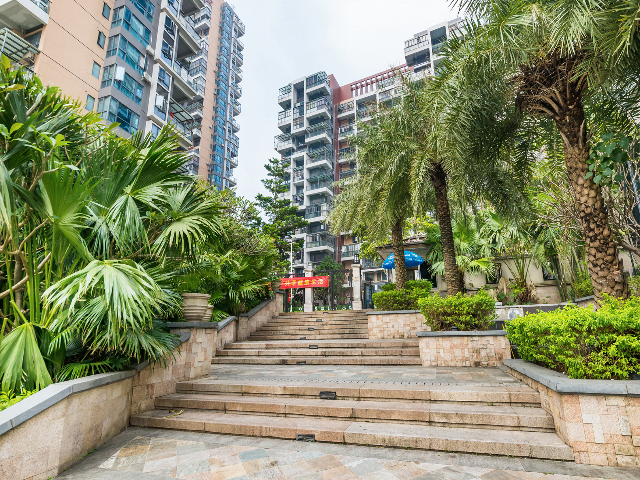 深业东城上邸,地铁口物业,精装三室两厅两卫,业主急售.