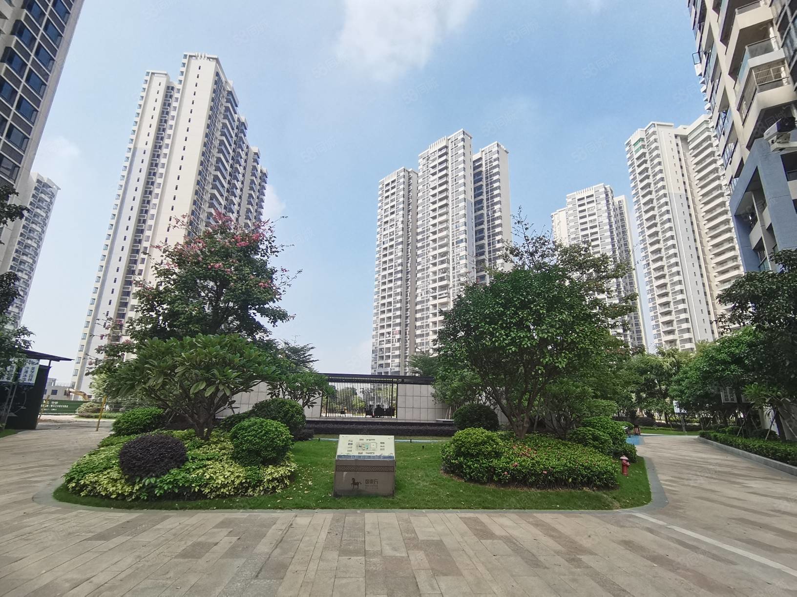 业主自装御东方精装四房望小区中心泳池诚心出售可带车位