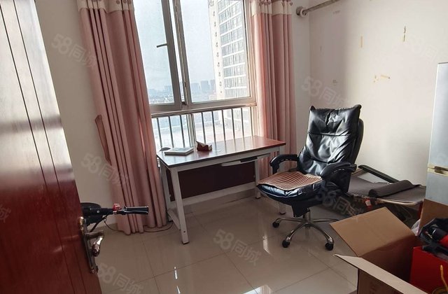 东昌中学附近，70年大产权，两室一厅，总价55万，可商可住