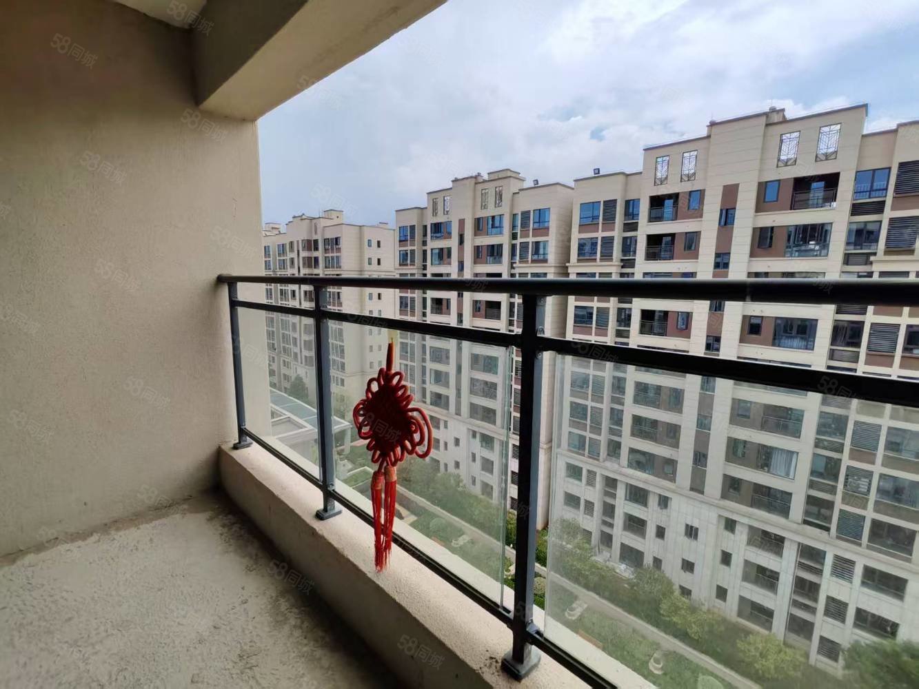 高安润达国际城4室2厅2卫127㎡南北88万