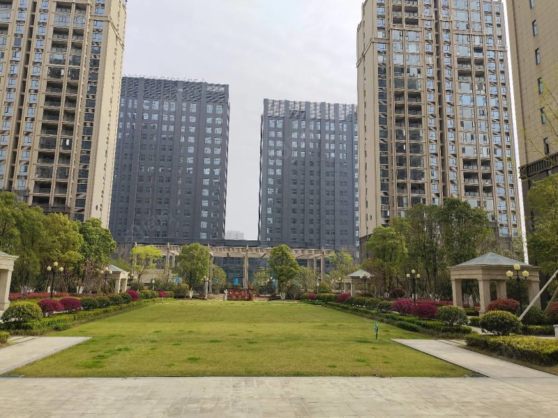 白鹤山银苑3室2厅2卫153㎡南北90万