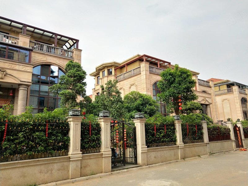 银都花园别墅 带大花园 位置好 急售