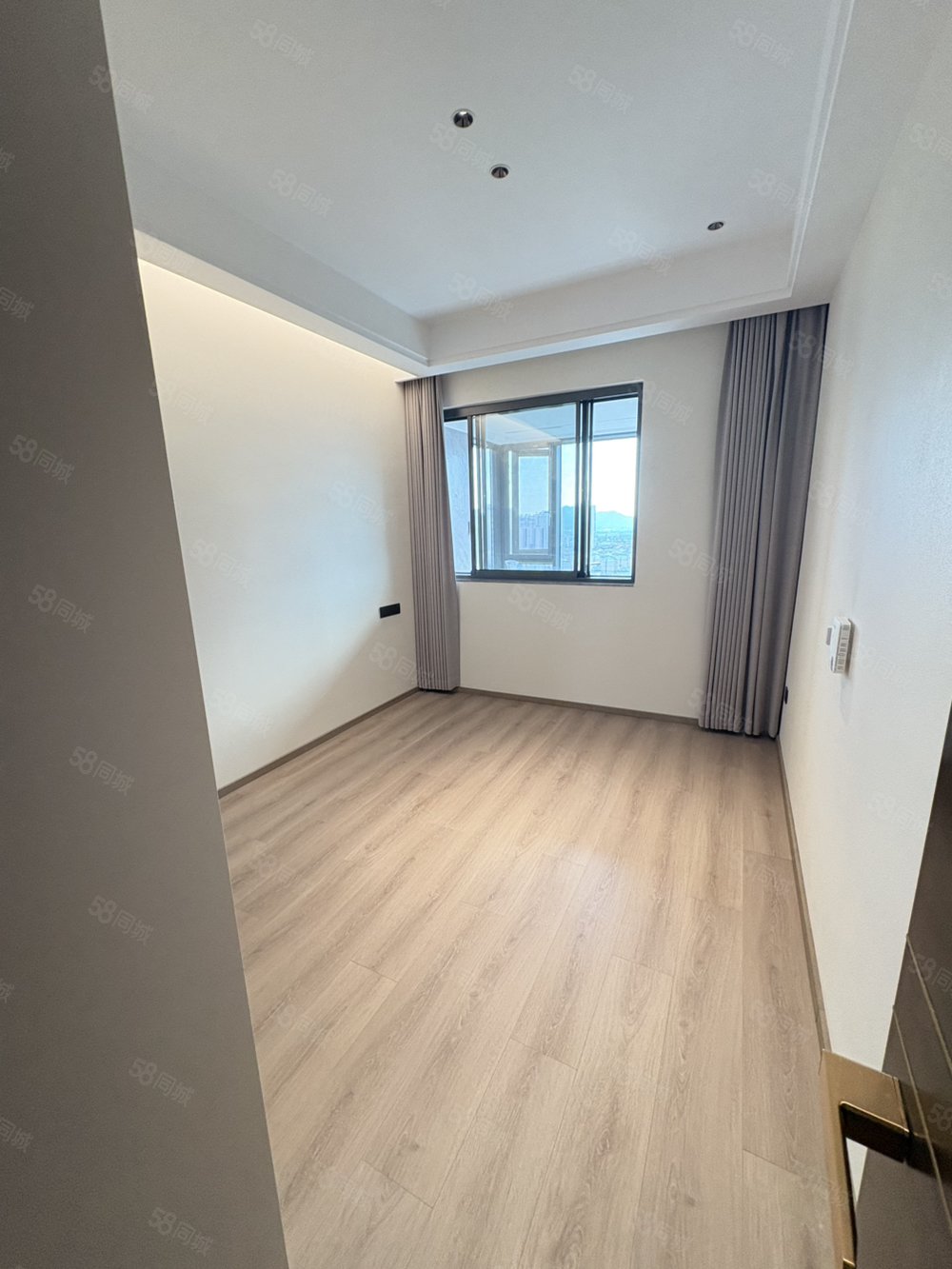 天秀湾4室2厅2卫202㎡南北270万