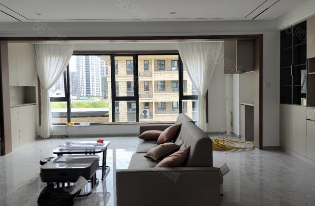 新一中外国语民生  一校三馆东昌湖边。