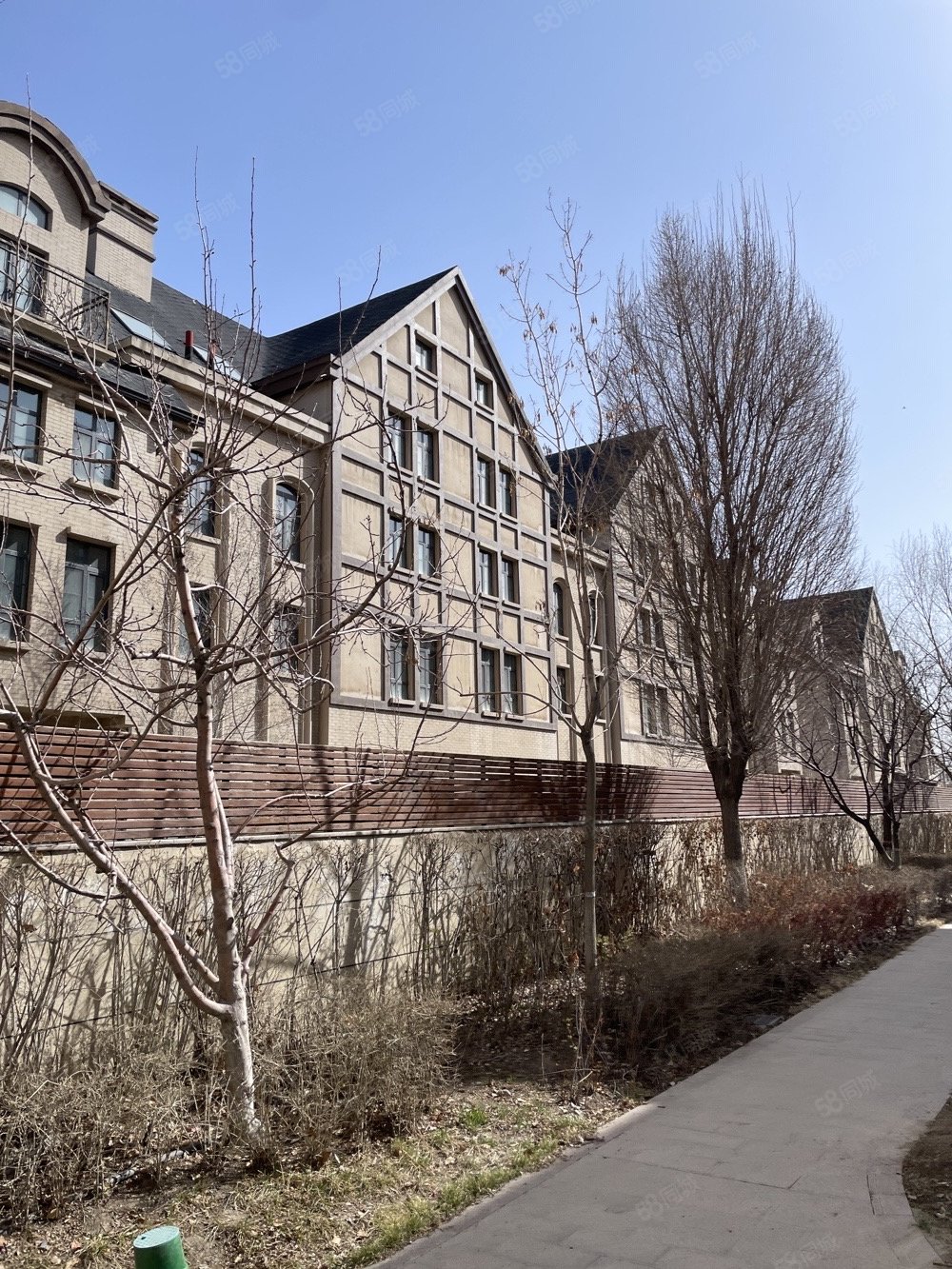 悠山美地3室2厅2卫146㎡南北136万