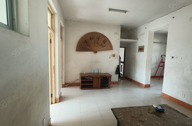 东昌总校市中心家属院 标准三室两厅地暖房停车非常方便