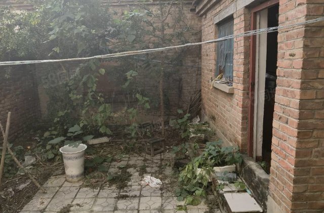 市中心  文轩本部孝心一楼带大院  新华书店家属院  免大税