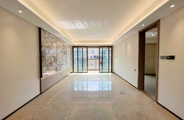 龙湖香港置地瑰云里4室2厅143.3㎡393万二手房图片