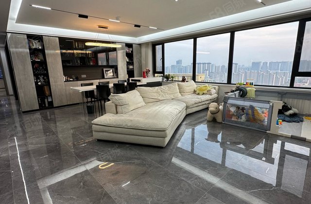 带小菜园带户外泳池，  位置豪华精装修五室两厅三卫，带车储