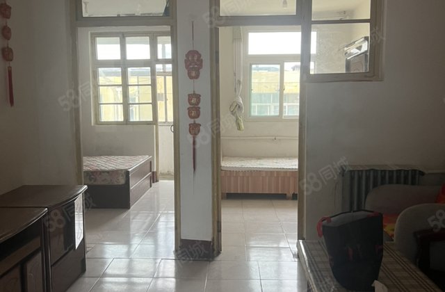 育新小区三室两厅一卫70平米20多万送储