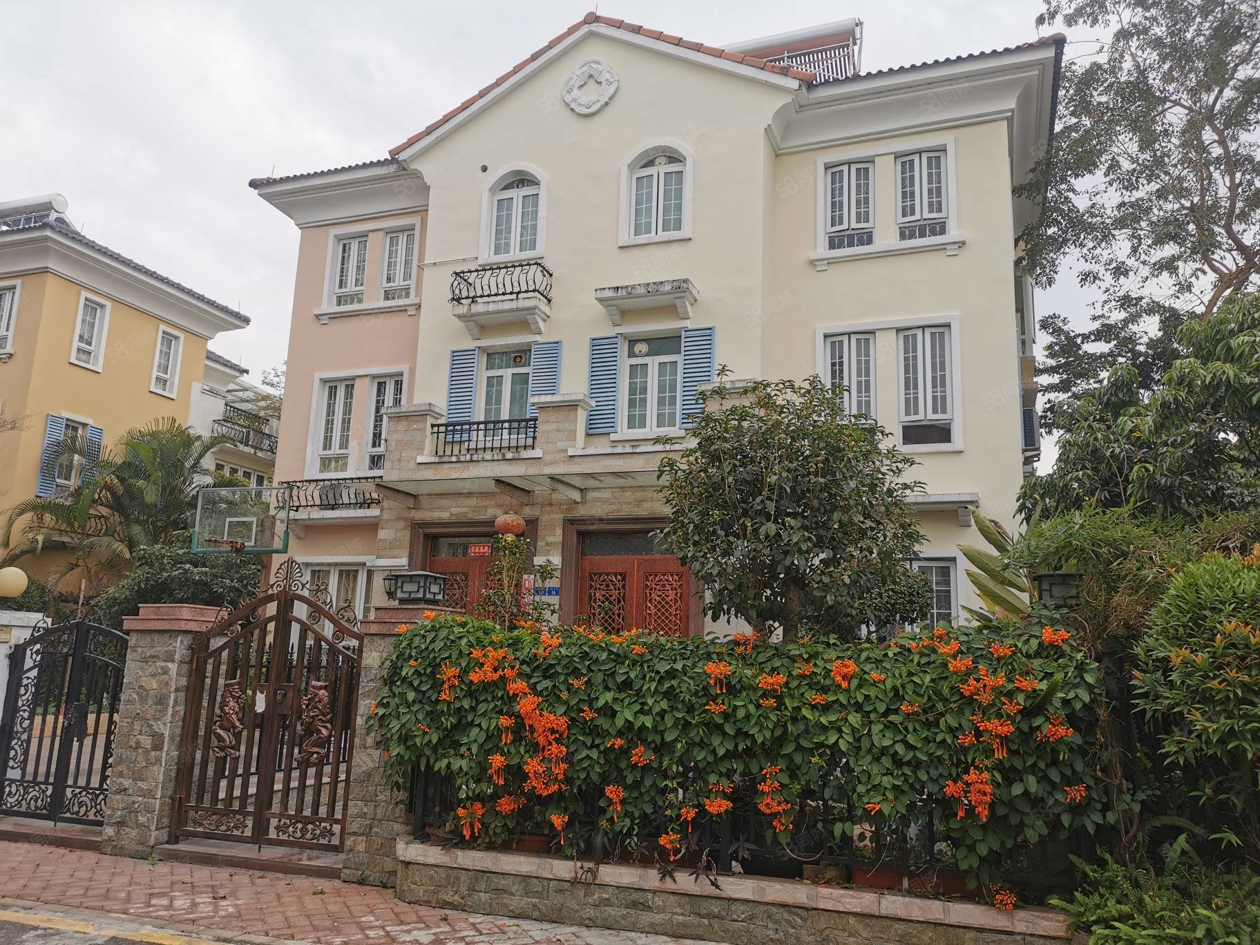 东方夏湾拿花园171平388万5室2厅4卫