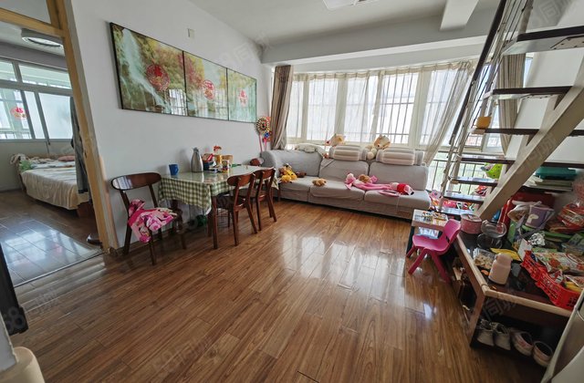 五加六层复式户型，静谧舒适敞亮，送独立车库、储藏室和大露台！