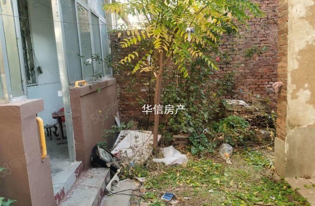 急售！文轩总部 一楼带院，96万 !外开门！ 带配房