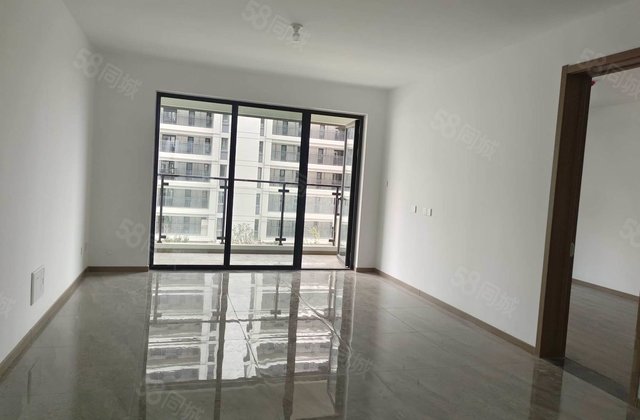 区政府旁，新房未住，业主自 30万出售，带车储，房东包大税