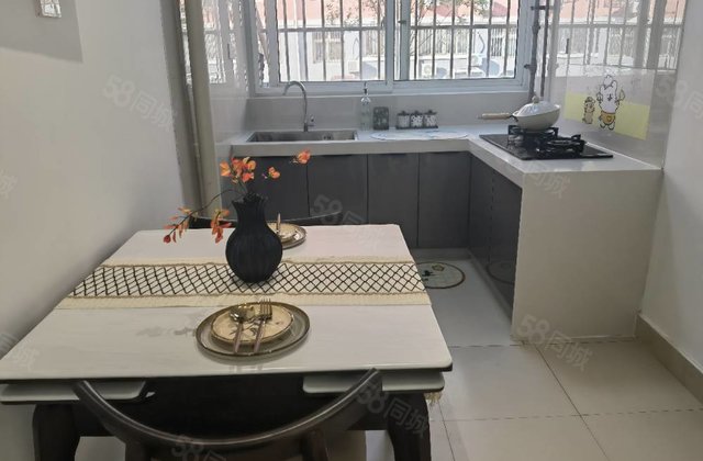 出门就是湖  精装一楼  鼎舜花园 停车特别方便 免大税