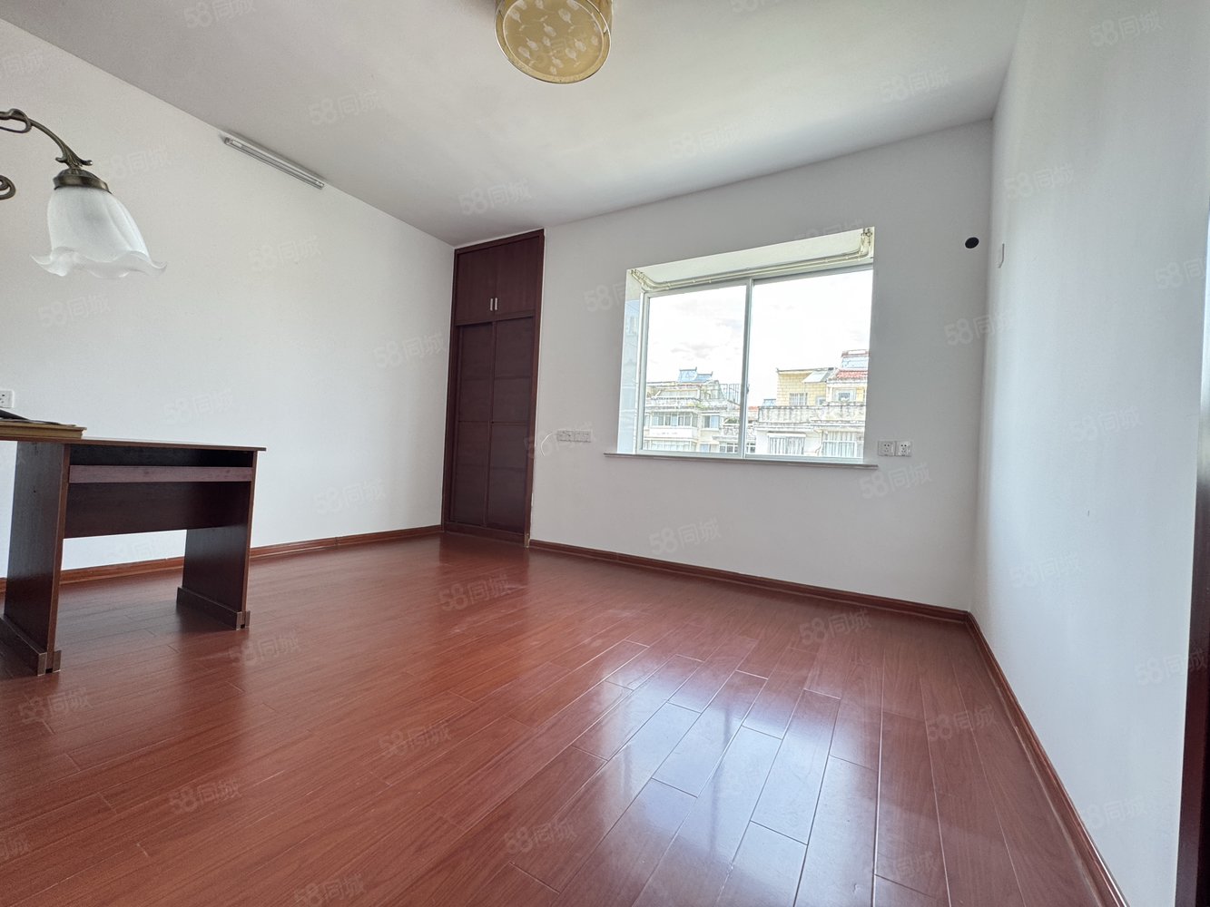 警苑6室2厅3卫160㎡南北79.8万