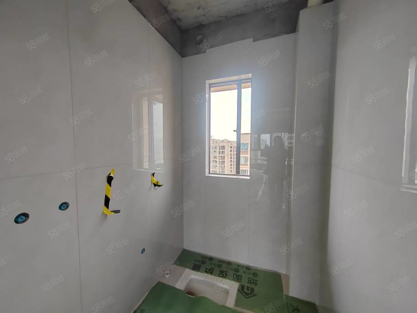 高安润达国际城3室2厅2卫115㎡南北75万