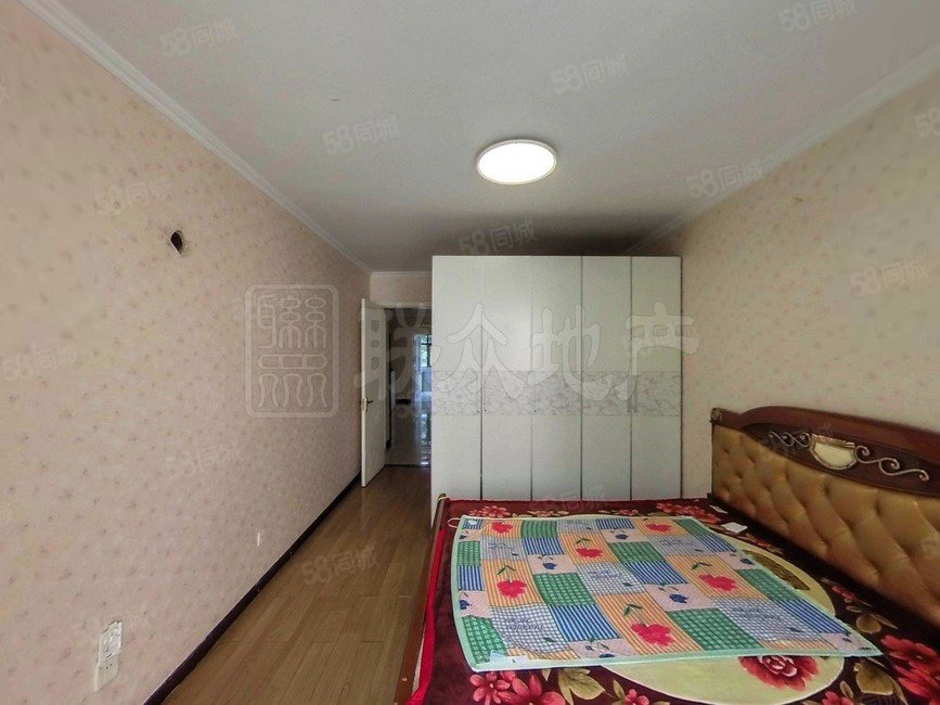 時(shí)代龍和大道3室1廳2衛(wèi)136.08㎡南北375萬