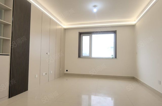 先锋社区 精装婚房三室 中间好楼层 超大储藏室 生活购物方便