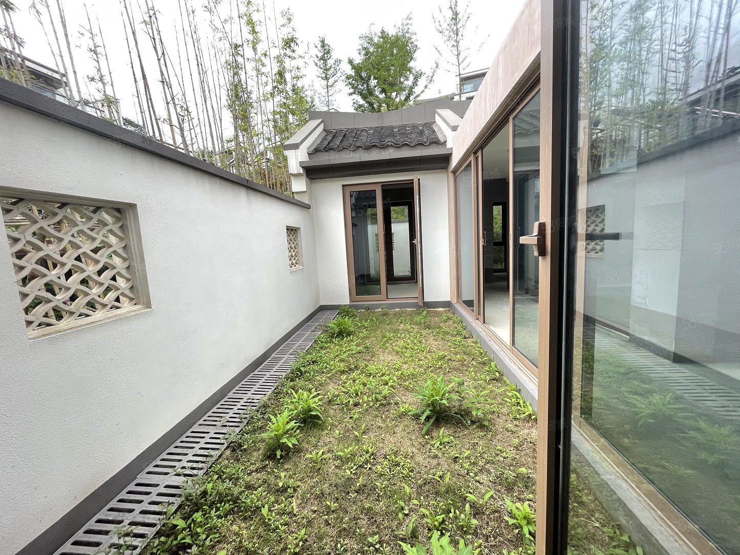 易辰江南大院(别墅)3室2厅1卫95.08㎡南323万