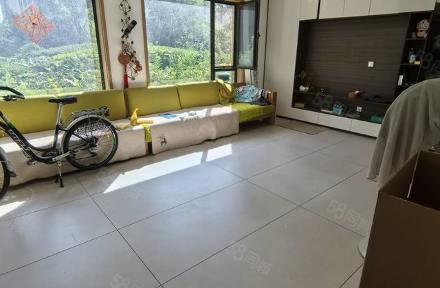 绿城百合新城 一楼带院 精装修 东边户 随时看房