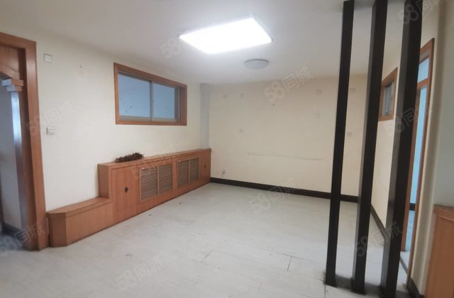 单价六千 市中心大润发旁家属院三楼正规三室免大税带储有钥匙