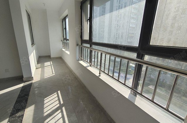 公园旁 次新房未住 四室两厅两卫 送车位储藏室，随时看房