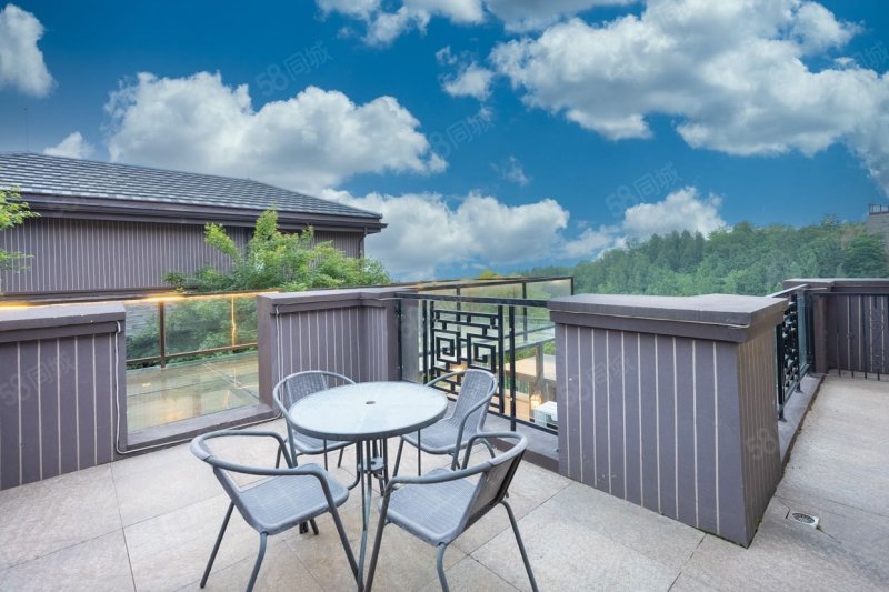 龍湖長城源著(三期)3室1廳2衛(wèi)121.33㎡南240萬